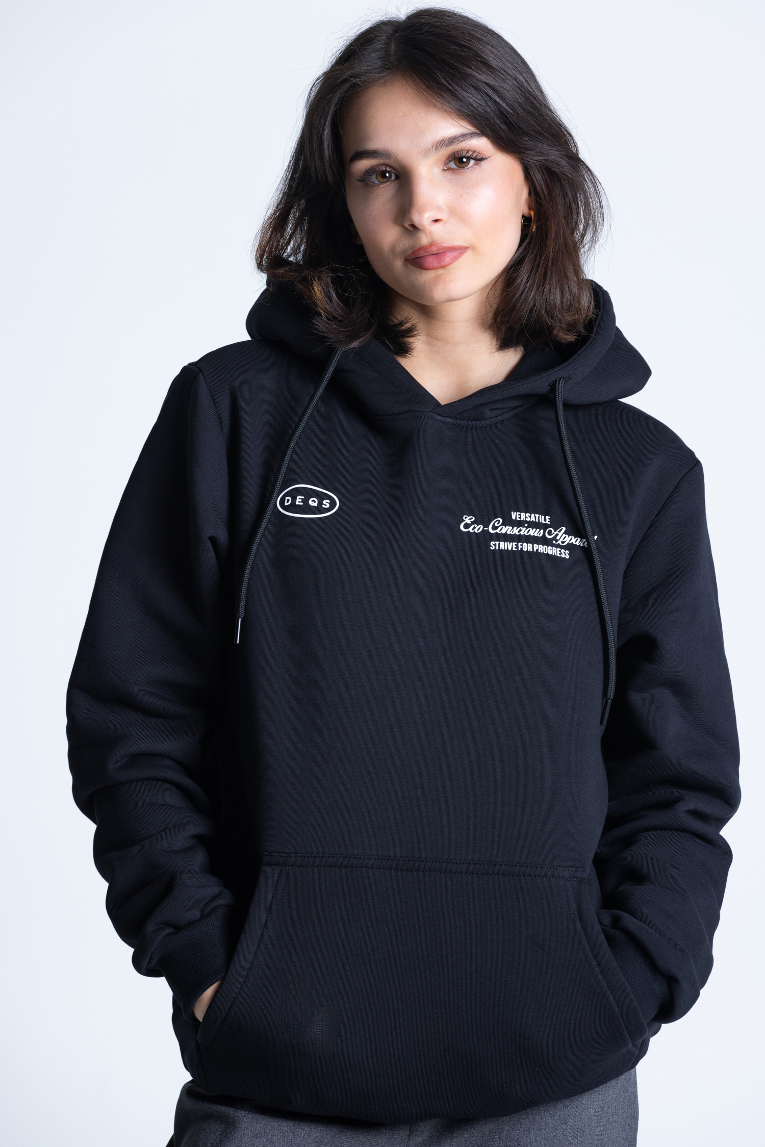 Modelka w bluzie DEQS – eco look z minimalistycznym brandingiem