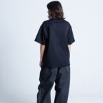 Modelka tyłem w czarnej koszulce DEQS – streetwear basic