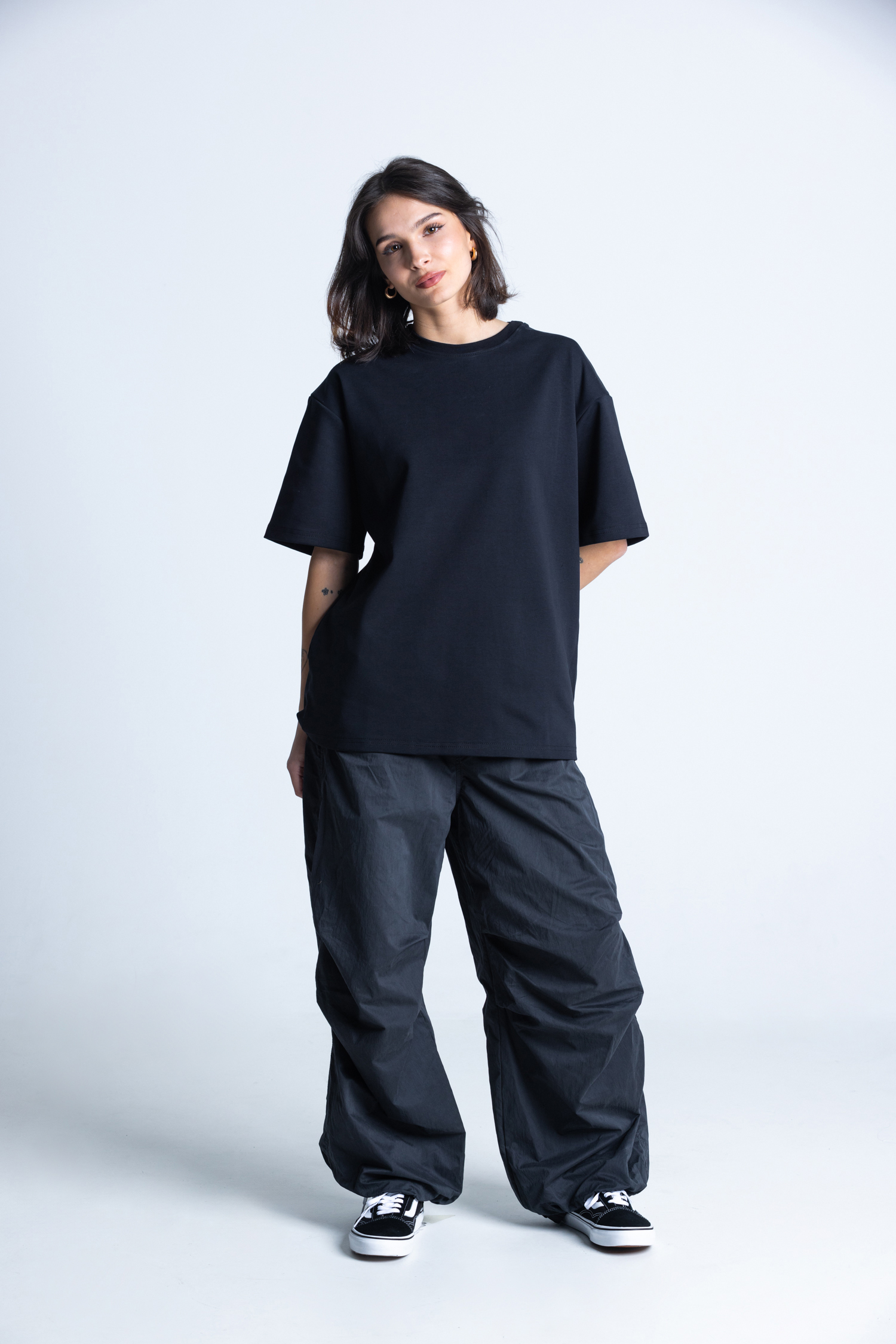 Modelka w koszulce oversize DEQS – minimalizm i wygoda