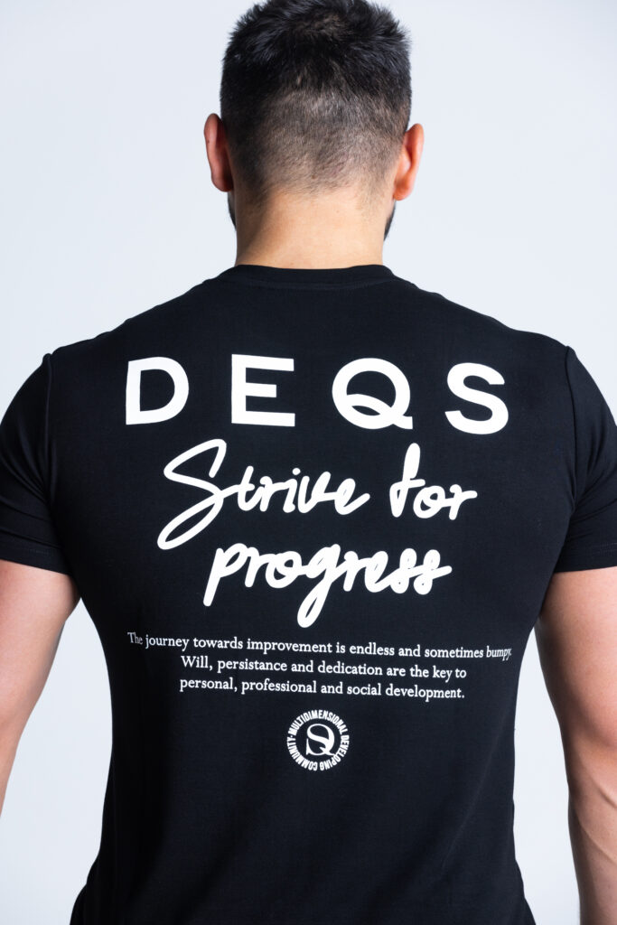 Tył koszulki DEQS – nadruk „Strive for Progress”, styl miejski z przesłaniem