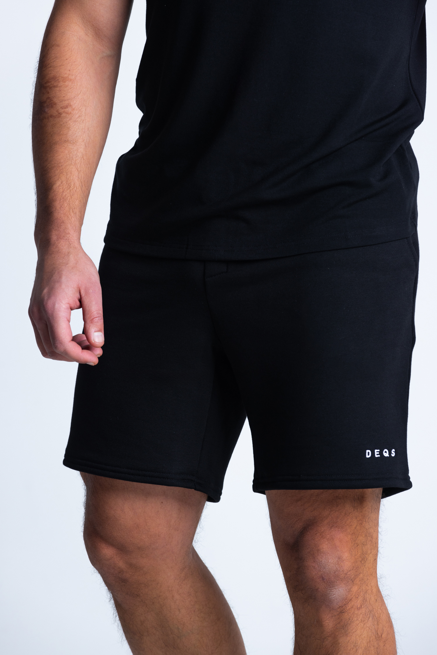 Zbliżenie na szorty DEQS – nadrukowane logo i faktura dzianiny
