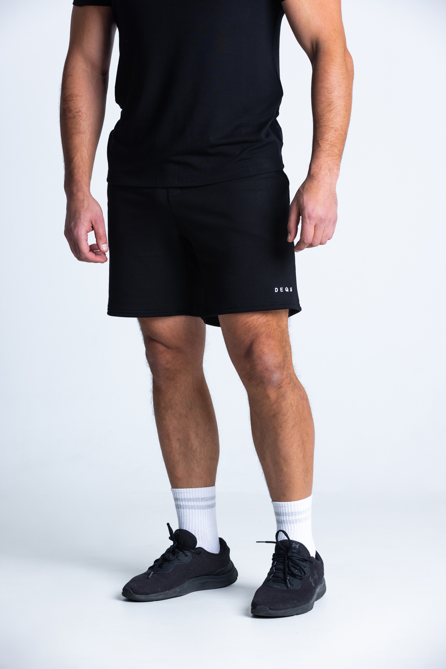 Szorty męskie DEQS – logo i struktura materiału, styl sportowy