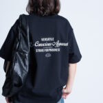 Modelka w T-shircie DEQS z plecakiem – hasło „Eco Conscious Apparel” jako element designu