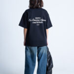 Modelka tyłem w czarnej koszulce DEQS – ekologiczna odzież oversize