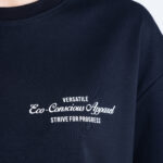 Zbliżenie na nadruk: „Eco Conscious Apparel – Strive for Progress” – detal T-shirtu DEQS
