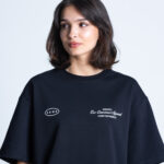 Modelka w T-shircie DEQS z logo i symbolem eko – minimalistyczna odzież damska