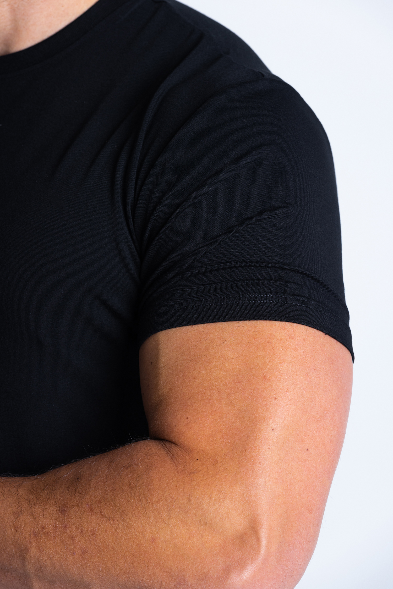 Zbliżenie na rękaw T-shirtu DEQS – faktura materiału i jakość wykonania detali