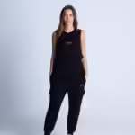 Modelka w czarnej odzieży DEQS – komplet sportowy